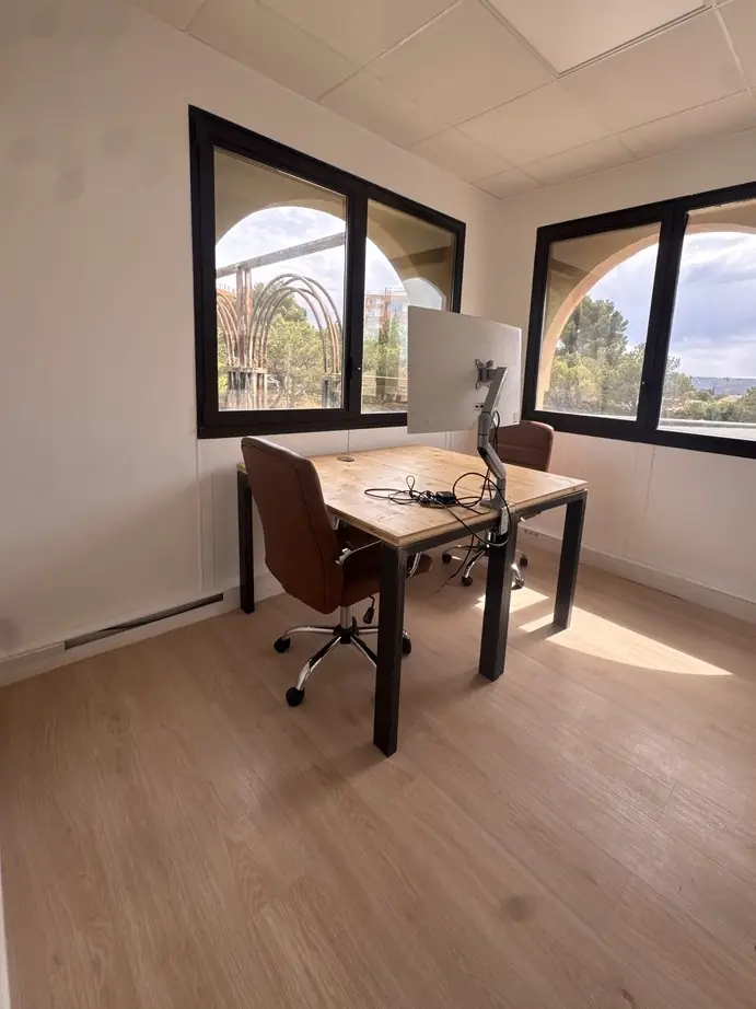 Bureau individuel sous les fenêtres en arcade