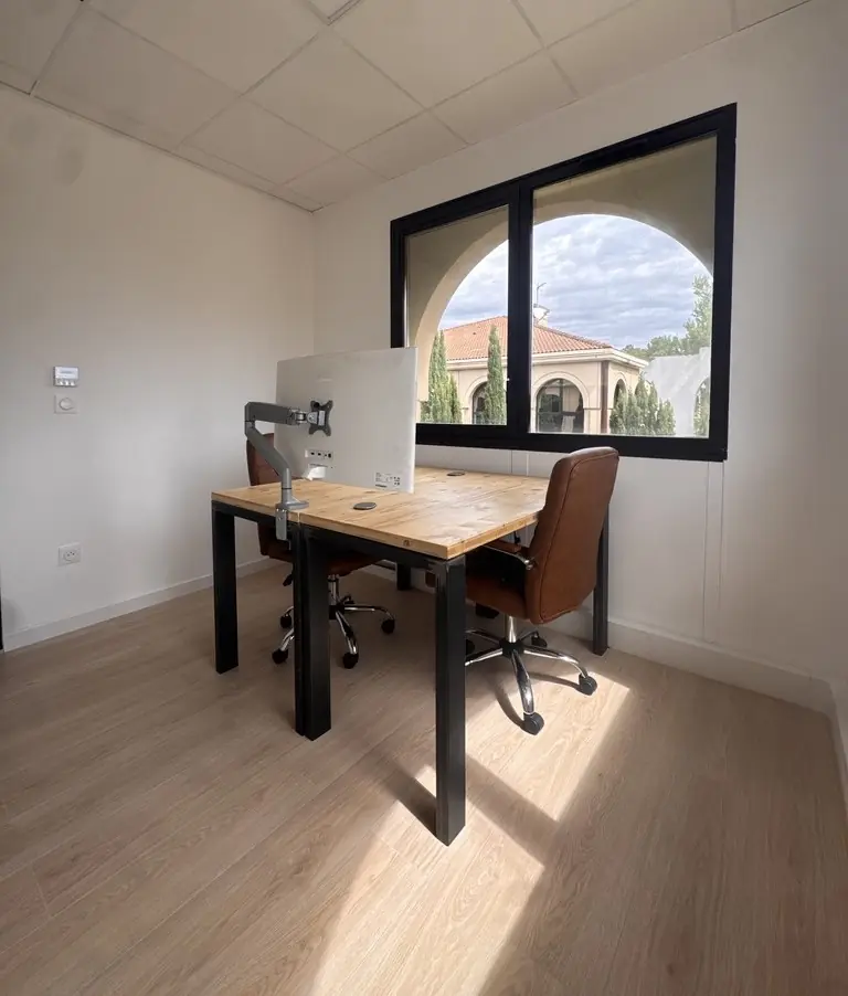 Bureau fermé avec vue sur le bâtiment provençal