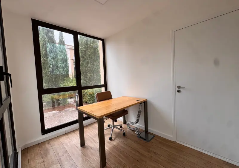 Bureau individuel avec grande baie sur les cyprès