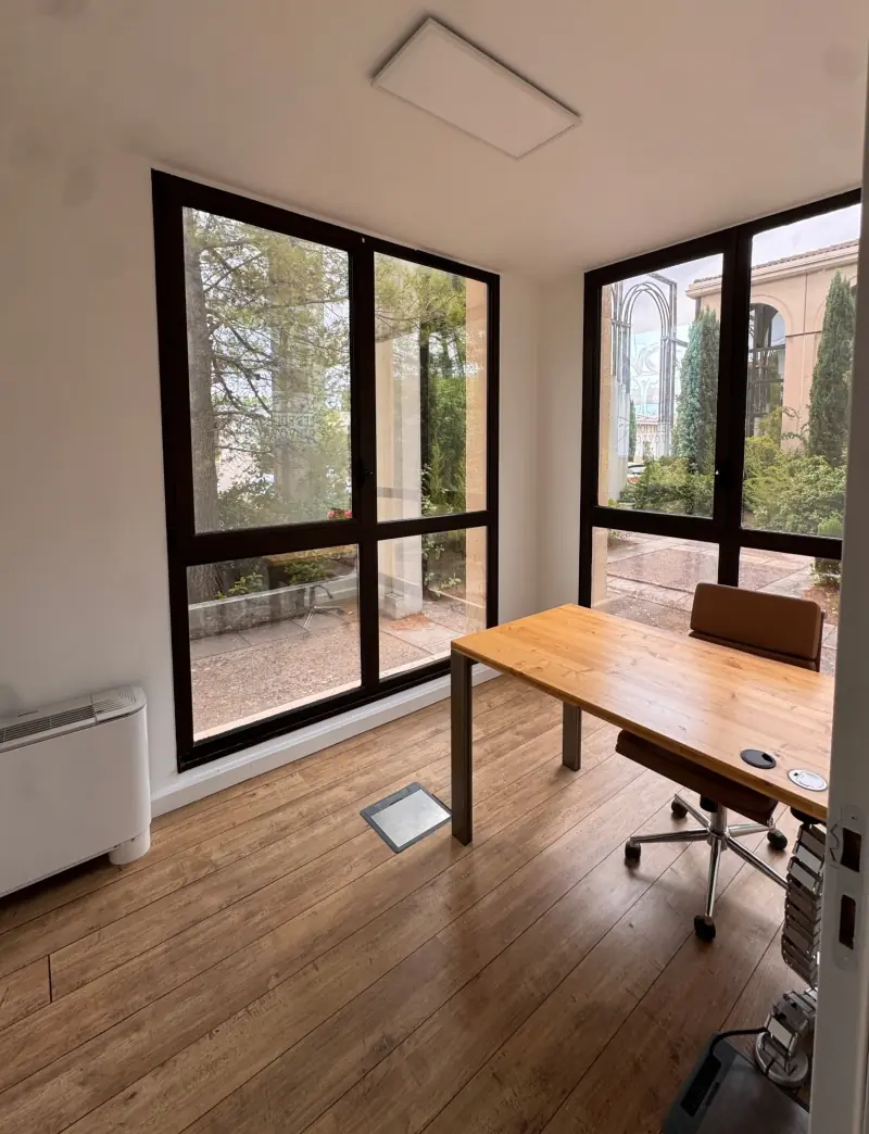Bureau fermé avec deux grandes baies vitrées
