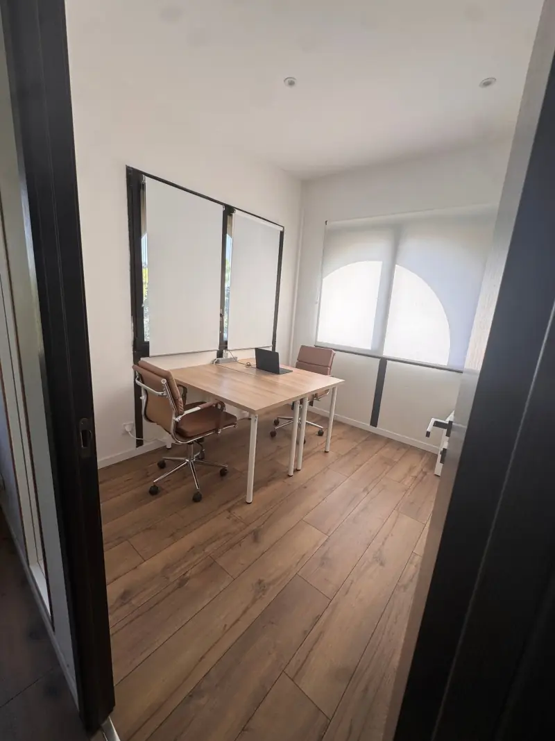 Bureau privé du bâtiment E2 vu depuis la porte : deux postes et fenêtre en arcade