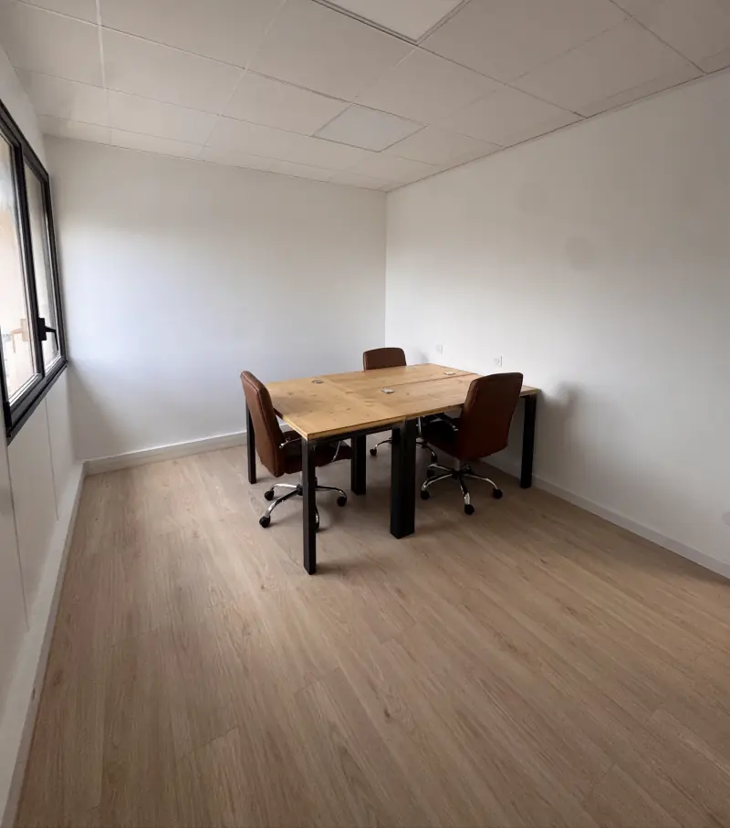Bureau fermé vide et prêt, table en bois et fauteuils en cuir