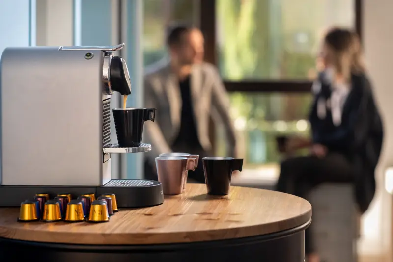 Machine à café et tasses dans l’espace détente