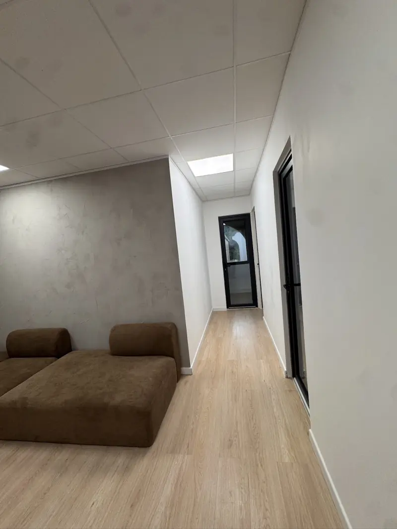 Couloir du bâtiment E2 et son salon, canapé en velours