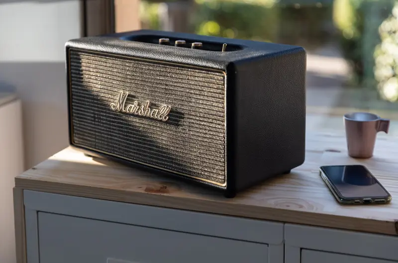 Enceinte vintage posée sur un meuble de l’espace détente