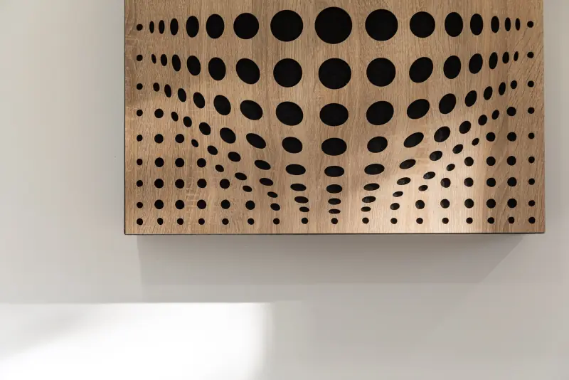 Panneau acoustique en bois perforé