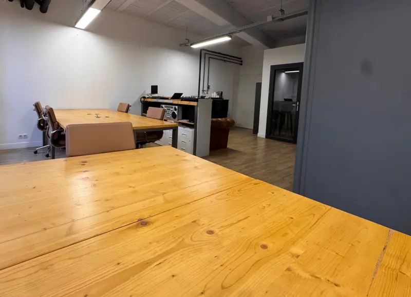 La grande table de l’open space, vue vers le fond de l’espace