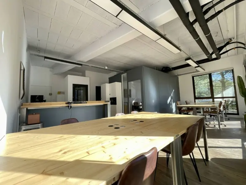 L’open space au soleil : grande table en bois et baies vitrées