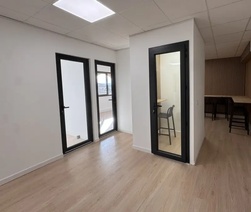 Phone box du bâtiment E2 et coin repas en tasseaux de bois