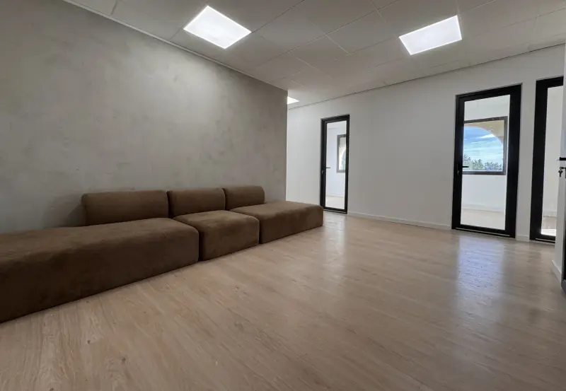 Salon du bâtiment E2 et portes vitrées noires